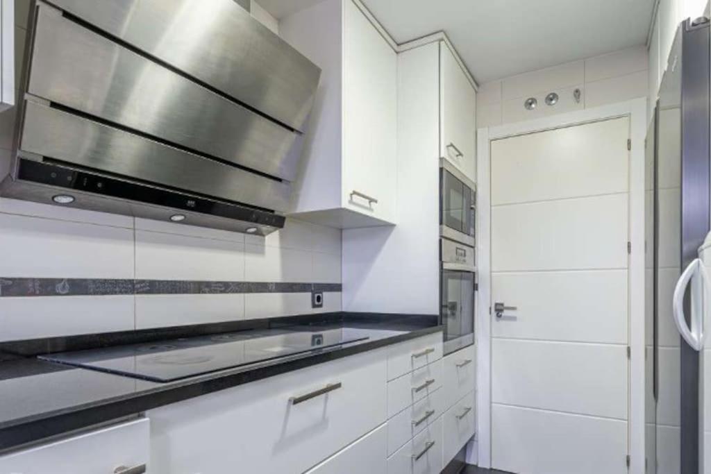 Impresionante Apartamento De 4 Dormitorios 3 Banos Y 2 Plazas De Garaje Madrid Esterno foto