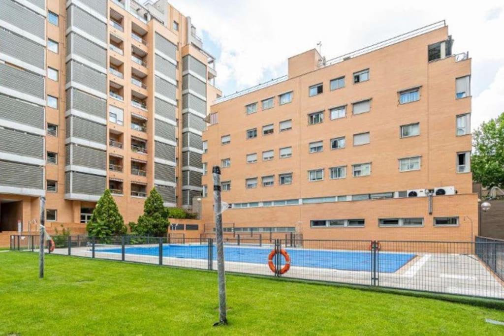 Impresionante Apartamento De 4 Dormitorios 3 Banos Y 2 Plazas De Garaje Madrid Esterno foto
