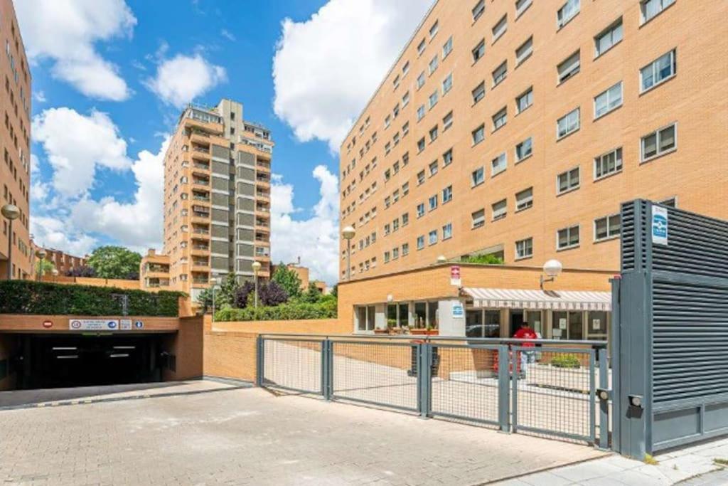 Impresionante Apartamento De 4 Dormitorios 3 Banos Y 2 Plazas De Garaje Madrid Esterno foto