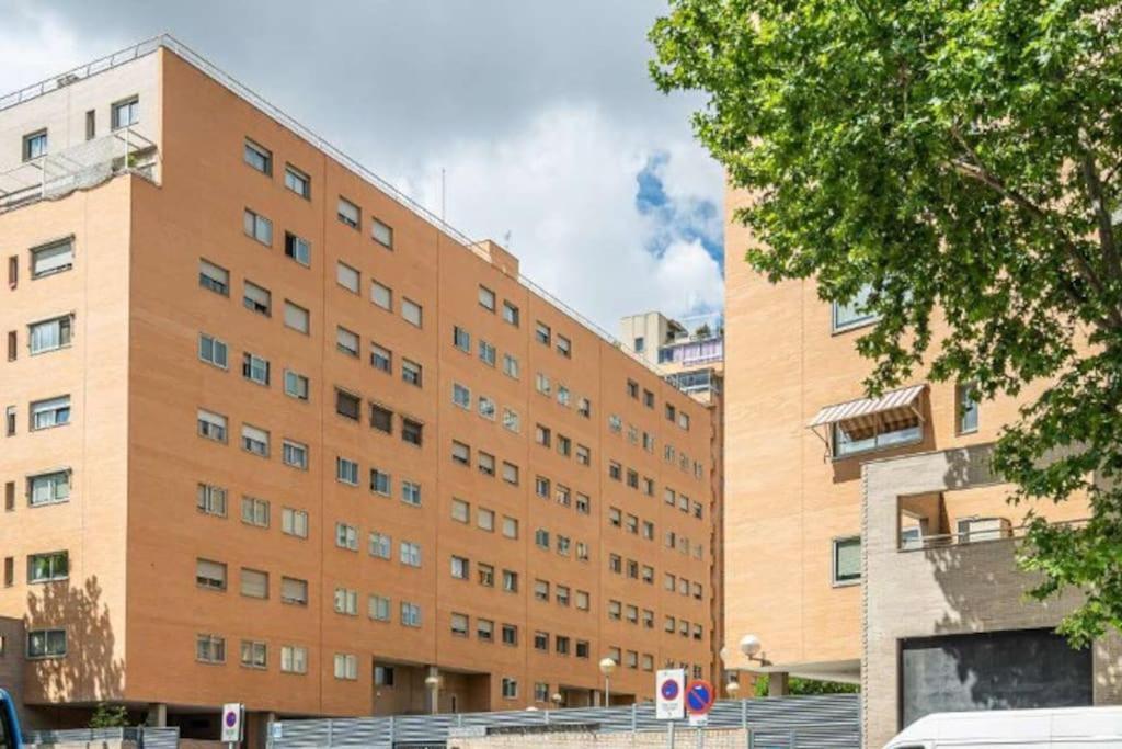 Impresionante Apartamento De 4 Dormitorios 3 Banos Y 2 Plazas De Garaje Madrid Esterno foto