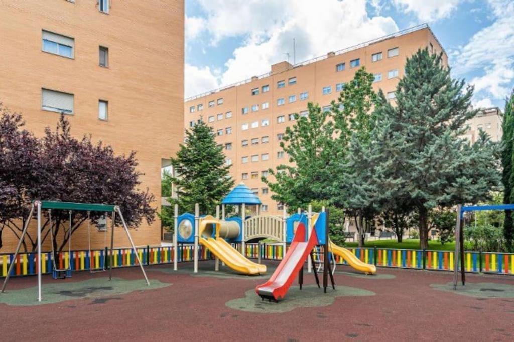 Impresionante Apartamento De 4 Dormitorios 3 Banos Y 2 Plazas De Garaje Madrid Esterno foto