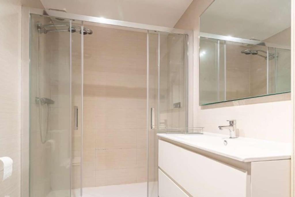 Impresionante Apartamento De 4 Dormitorios 3 Banos Y 2 Plazas De Garaje Madrid Esterno foto