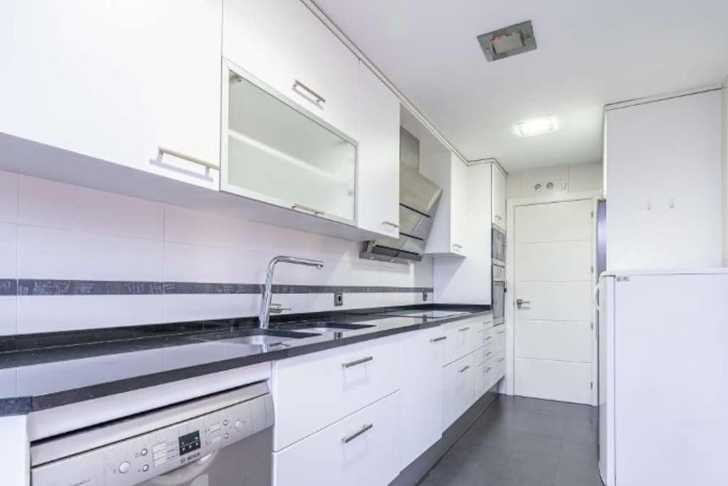 Impresionante Apartamento De 4 Dormitorios 3 Banos Y 2 Plazas De Garaje Madrid Esterno foto