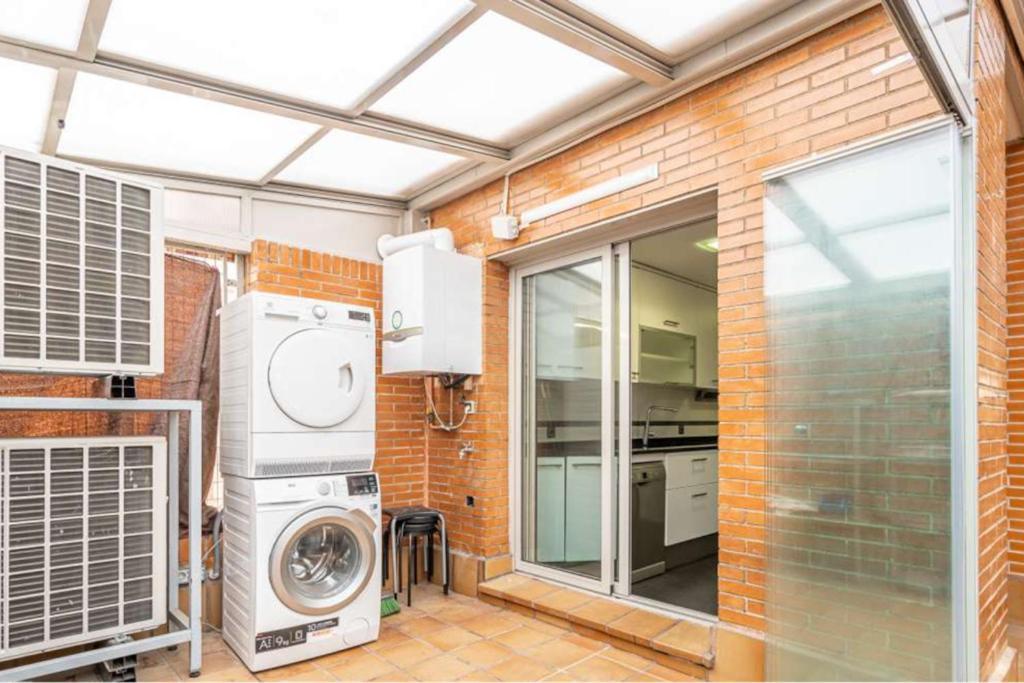 Impresionante Apartamento De 4 Dormitorios 3 Banos Y 2 Plazas De Garaje Madrid Esterno foto
